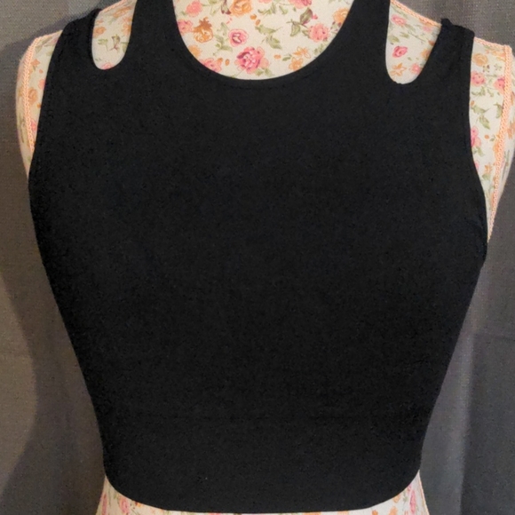 Black sports bra / crop top! Hot look! - Picture 2 of 3